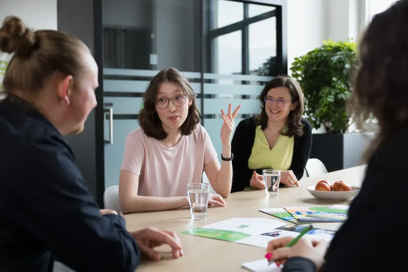 Gespräch beim Firmenevent von e2m