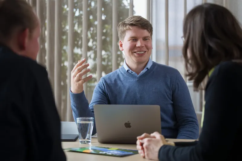 Gespräch am Laptop beim Firmenevent von e2m