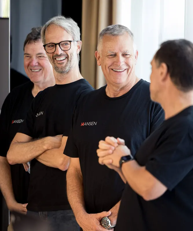 Lachende Mitarbeiter beim Firmenevent