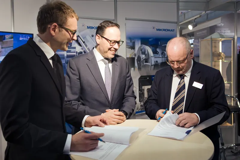 Vertragsunterzeichnung am Messestand auf der Intec