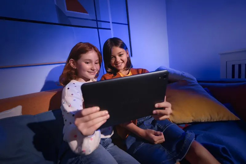 Zwei Kinder mit Tablet beim MediaMarkt-Shooting