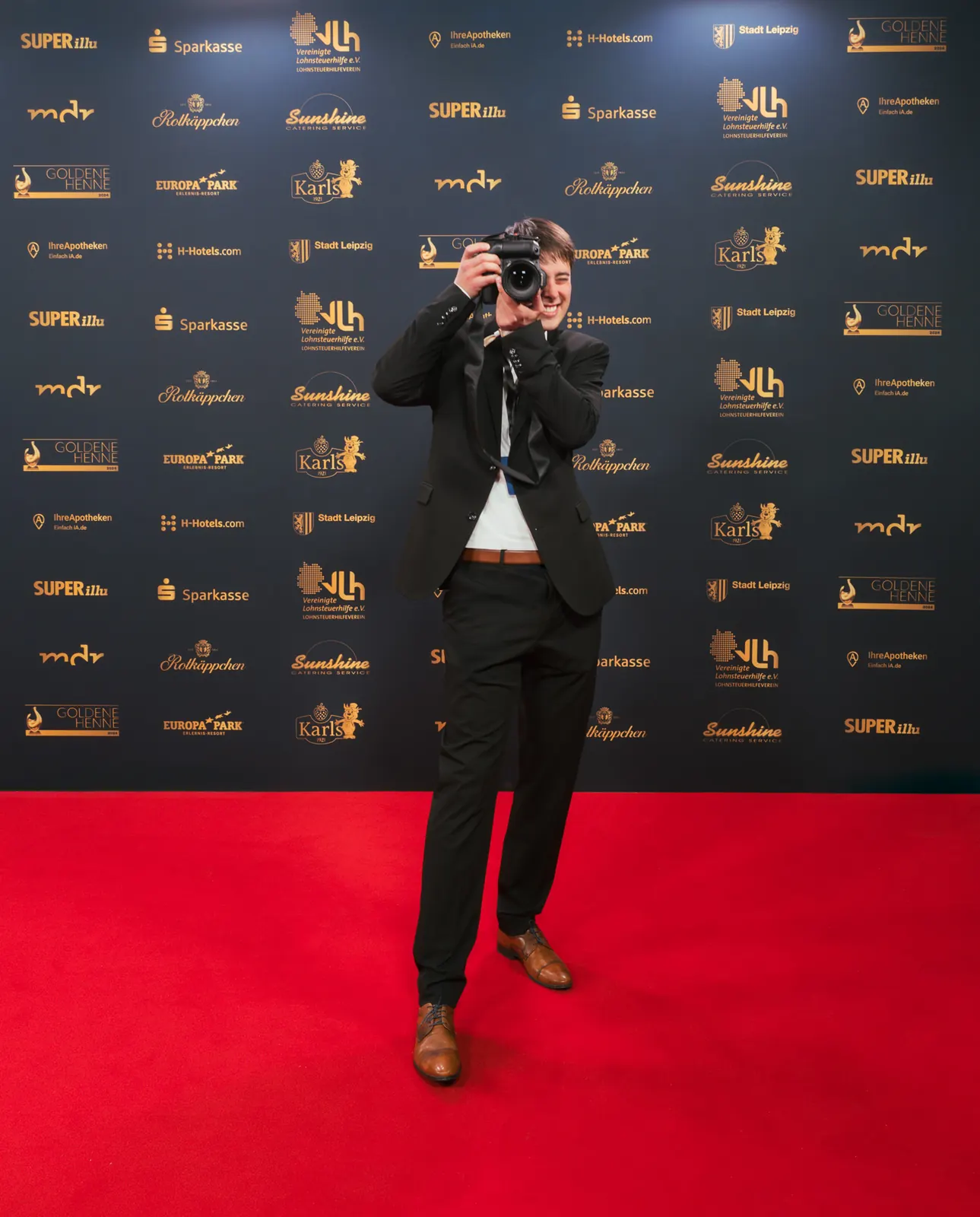 Niclas Schmidt mit Kamera auf der Goldenen Henne