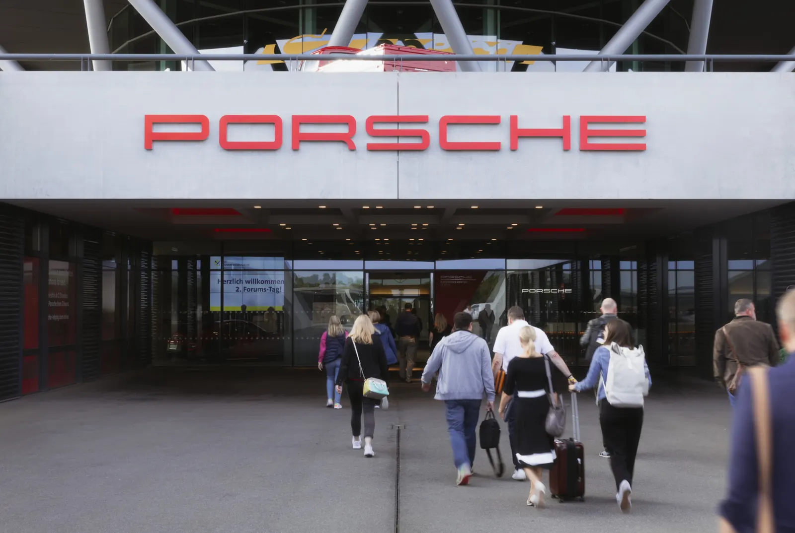 Teilnehmer auf dem Weg ins Porsche Experience Center Leipzig