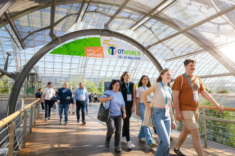 Besucher auf dem Weg in die OTWorld