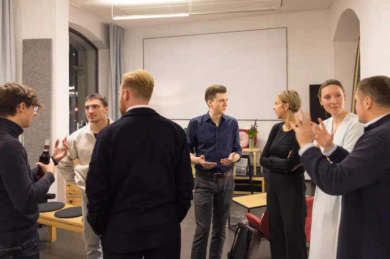 Netzwerken im Stehen beim Sales & Stories Meetup